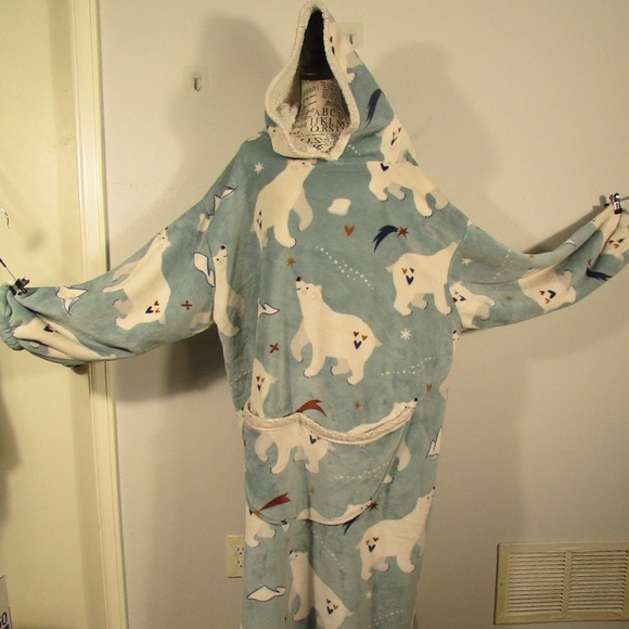 Cozy Polar Bear Snuggie Hooded Blanket - Picture 3 of 6